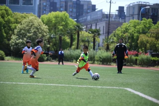 约基奇37+18+15掘金险胜独行侠 76人终结5连败